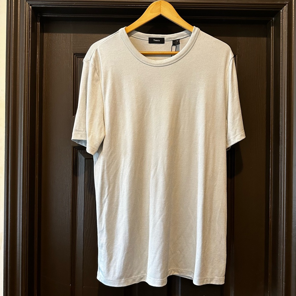 Crewneck short sleeved shirt.
